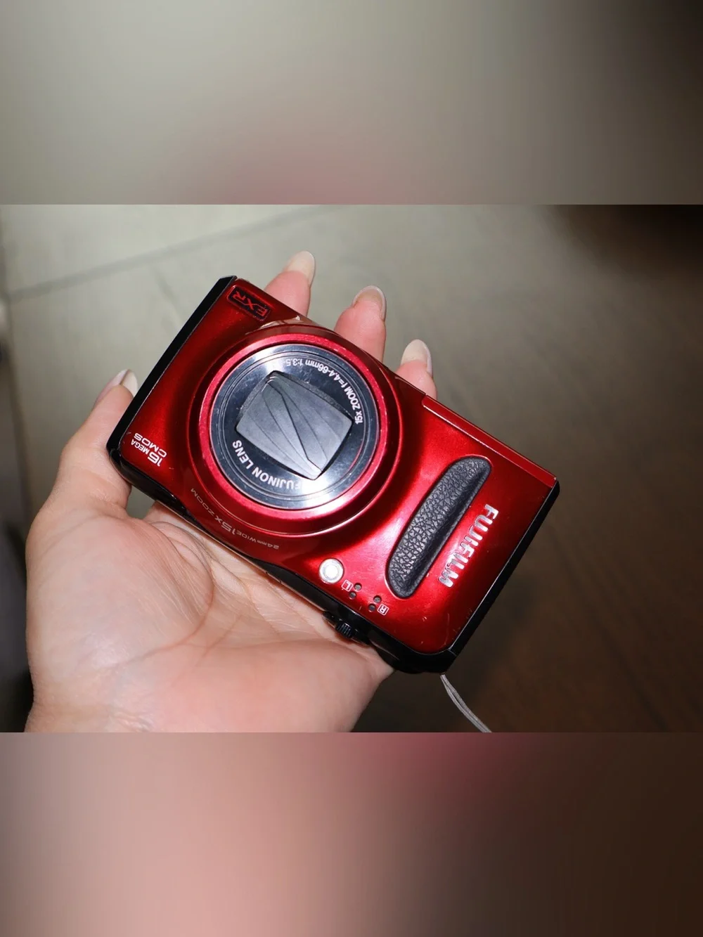 Red Fujifilm Finepix F500EXR